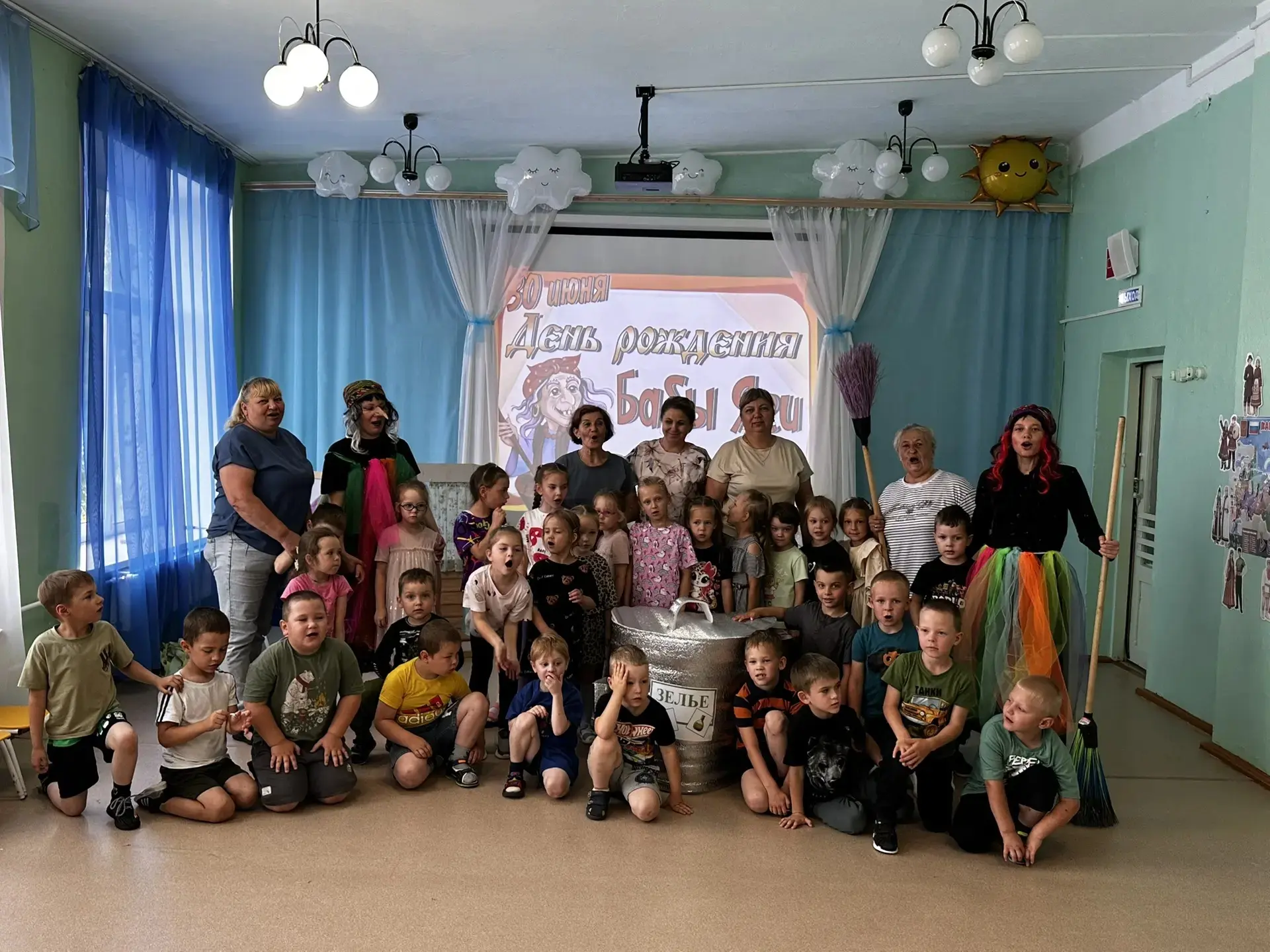 🎉 Сегодня в нашем детском саду прошёл яркий и весёлый праздник – день рождения Бабы-Яг...