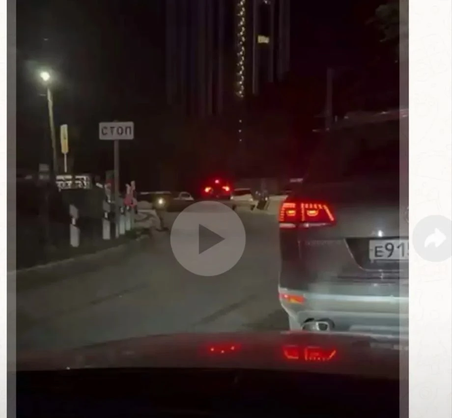 🚧 Час без движения: владивостокцы застряли на переезде у ЖК «Море»