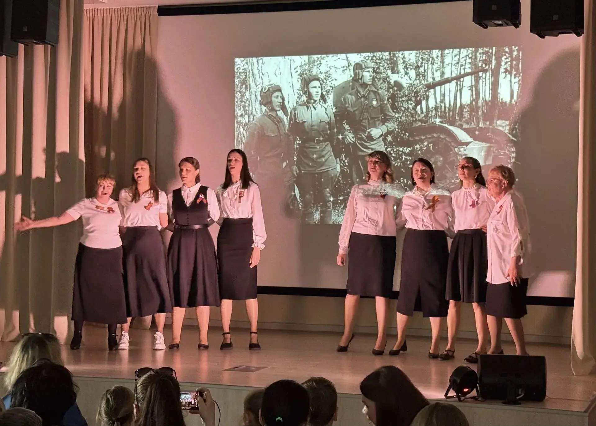🇷🇺🕊️ Сегодня в нашей школе (корпус на Феофанова) произошло что-то по-настоящему важное и трогательно