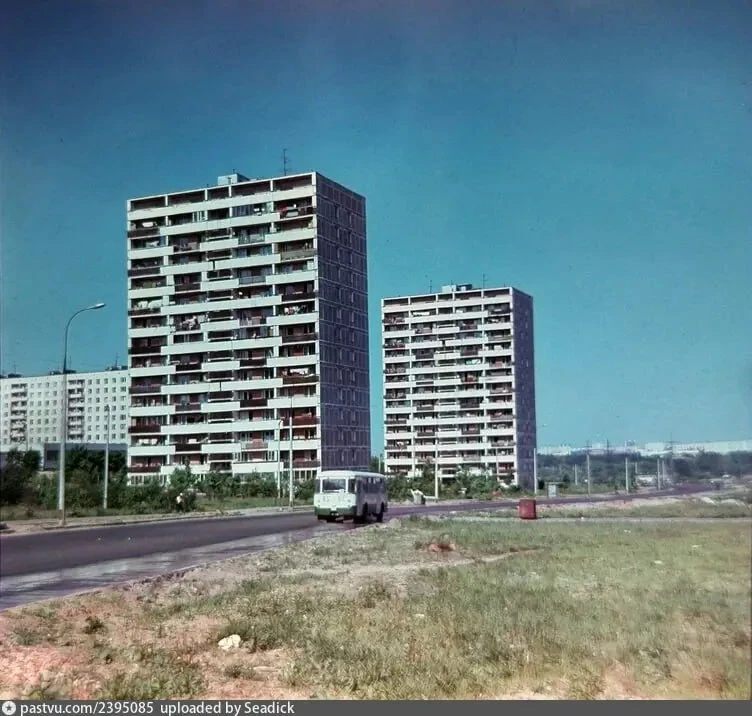 👀 Нежинская улица в 1981 году. На фоне дома 23к1 и 25, и 42 автобус. Кто катался на та...