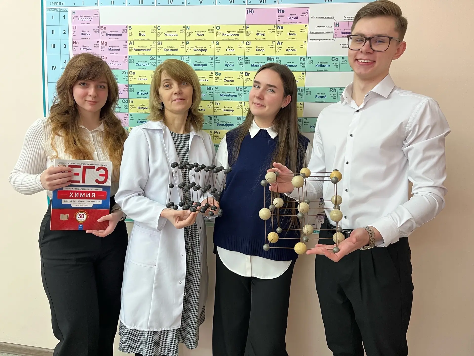 👋 Друзья! С огромной радостью делимся новостью о наших победах!   🏆Наши химики из профильных классов