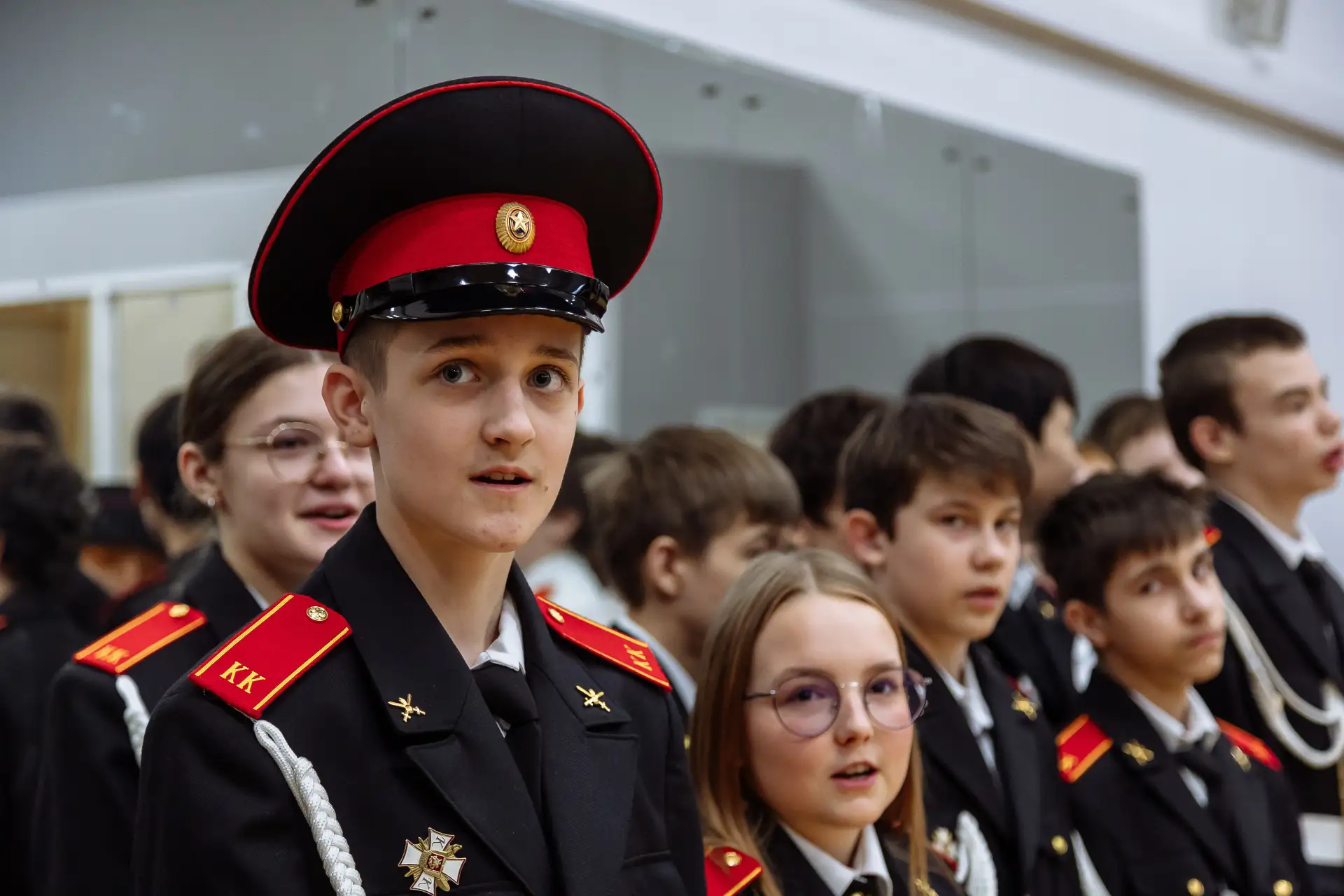 🇷🇺 Новая учебная неделя в здании «Каширское» традиционно началась с торжественной церемонии установк