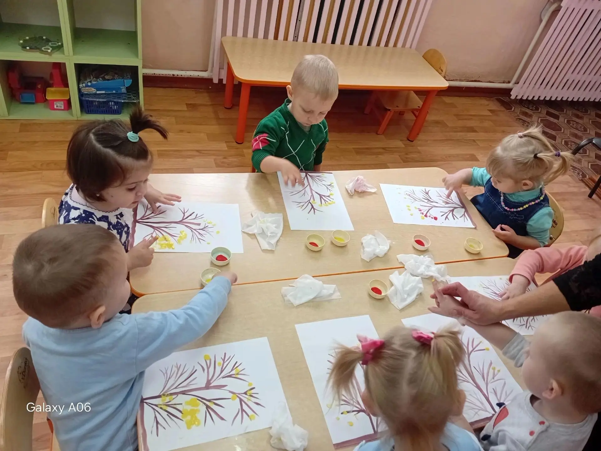 🍂В первой младшей группе "Пчёлки" прошло занятие по рисованию осенних листьев методом ...