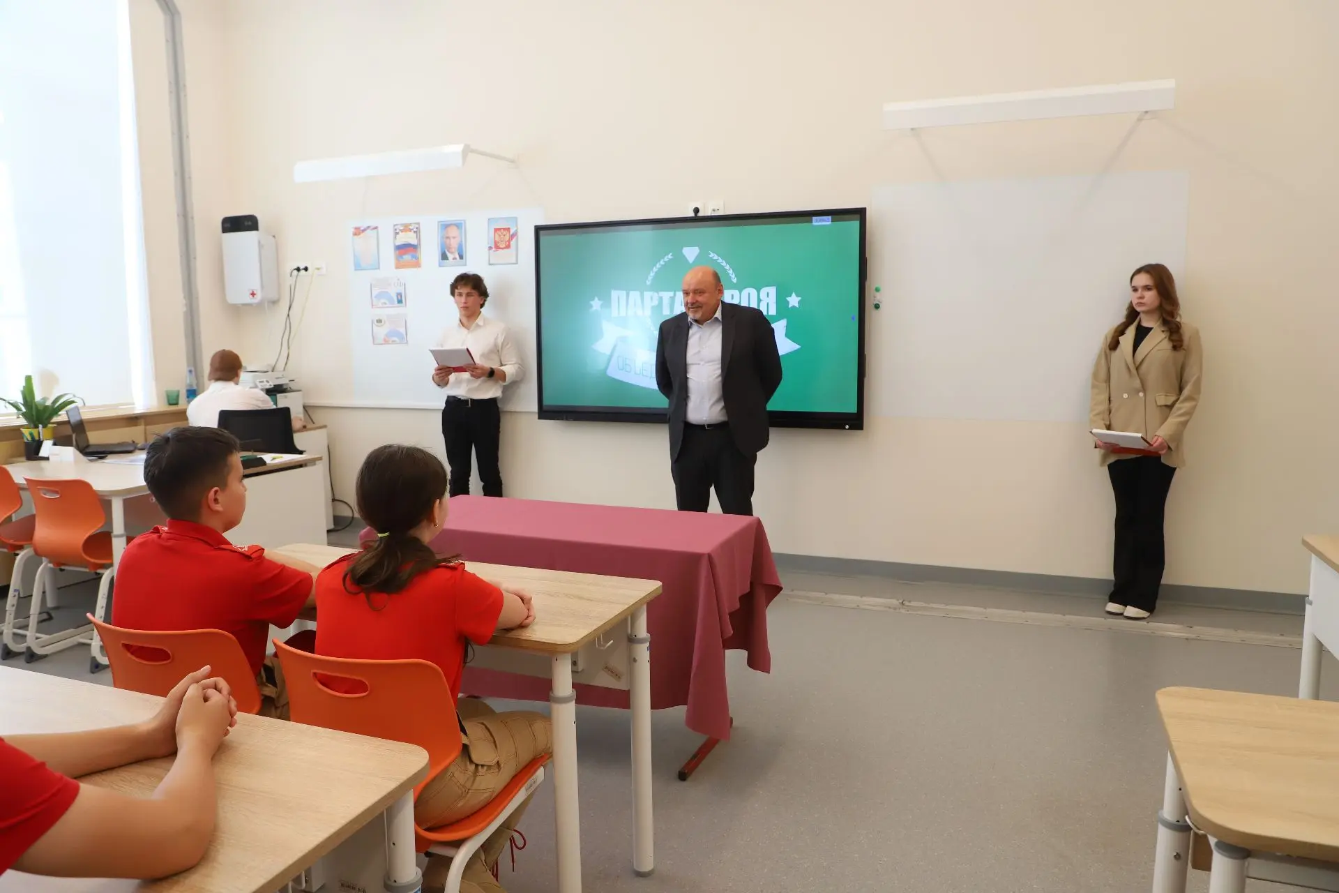 🇷🇺🎖 В гимназии имени Н.В. Пушкова открыли «Парту Героя»   В нашем городе стало ещё на одно место сил