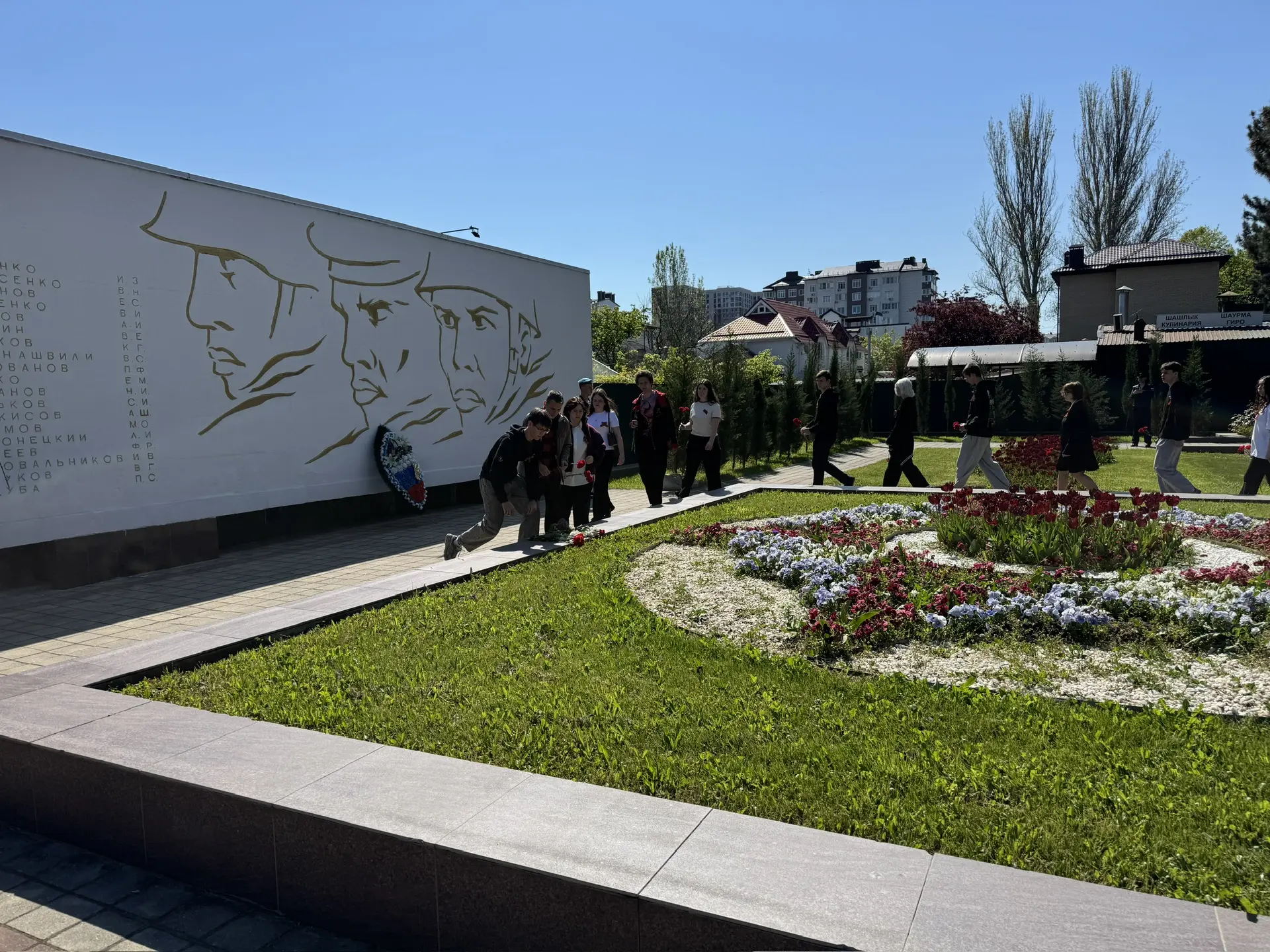🎗️Студенты Анапского индустриального техникума приняла участие в церемонии возложения цветов к Братс