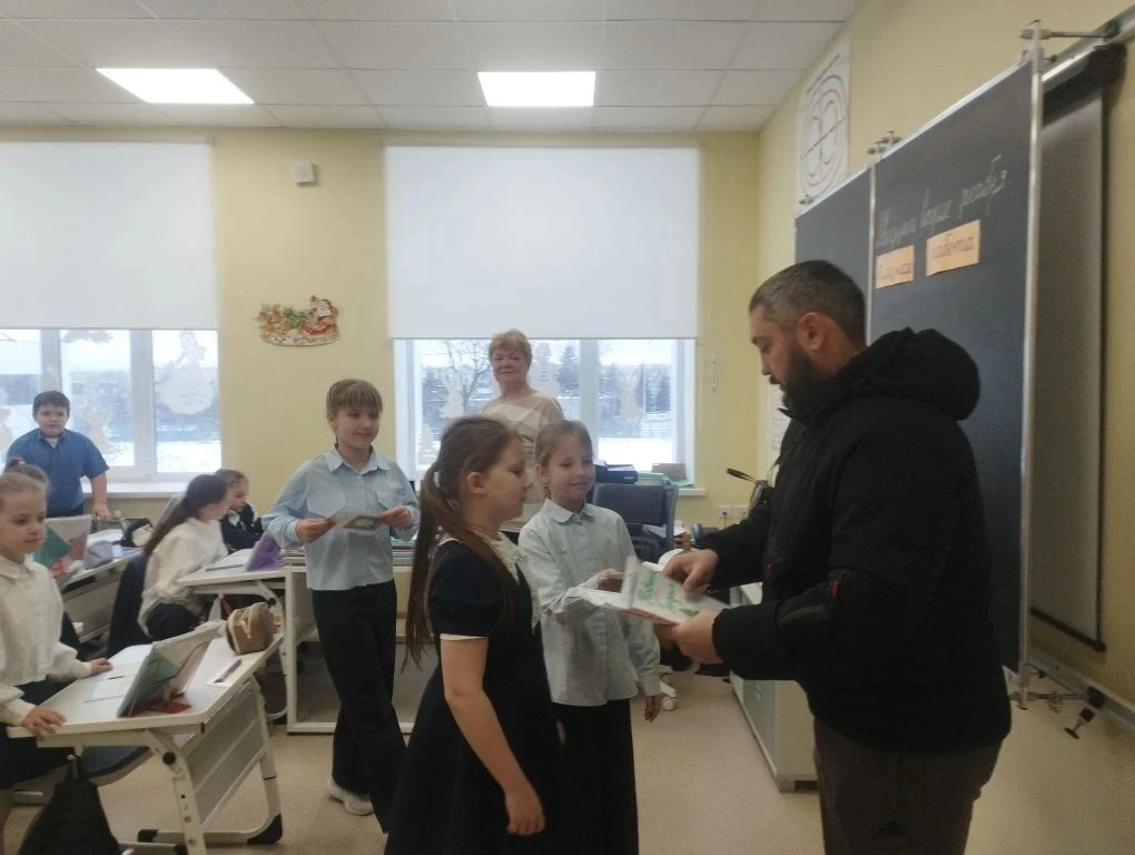 Сегодня, 22 декабря, учащиеся 3в класса передали новогодние поздравительные открытки бойцам - участн