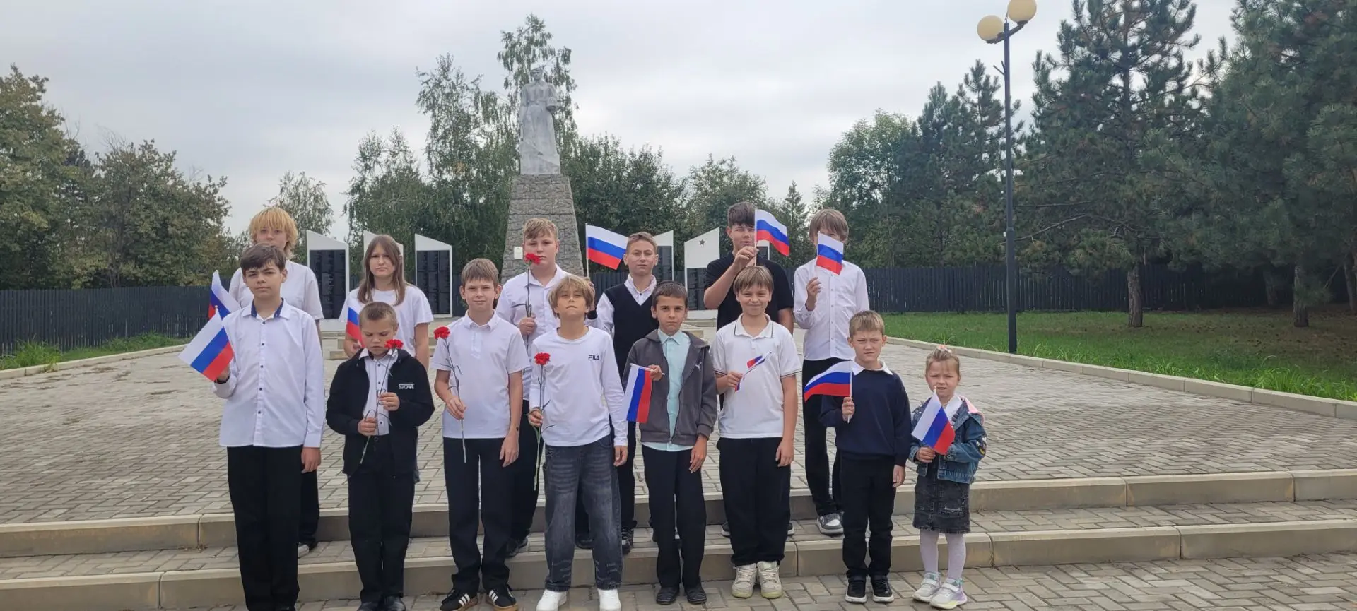 6 Б класс посетил Парк Патриот и возложили цветы на братскую могилу