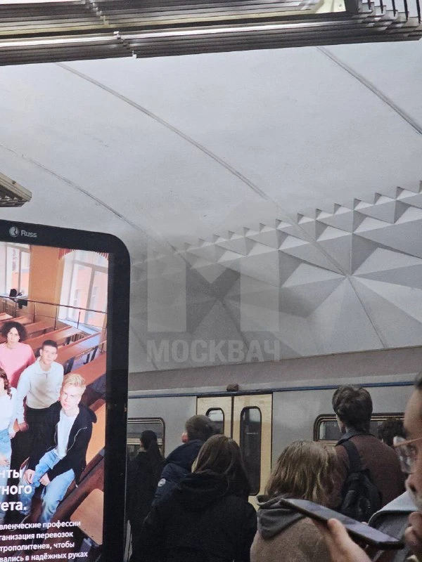 ❗️ На станции метро «Тульская» задымление — движение поездов остановлено.