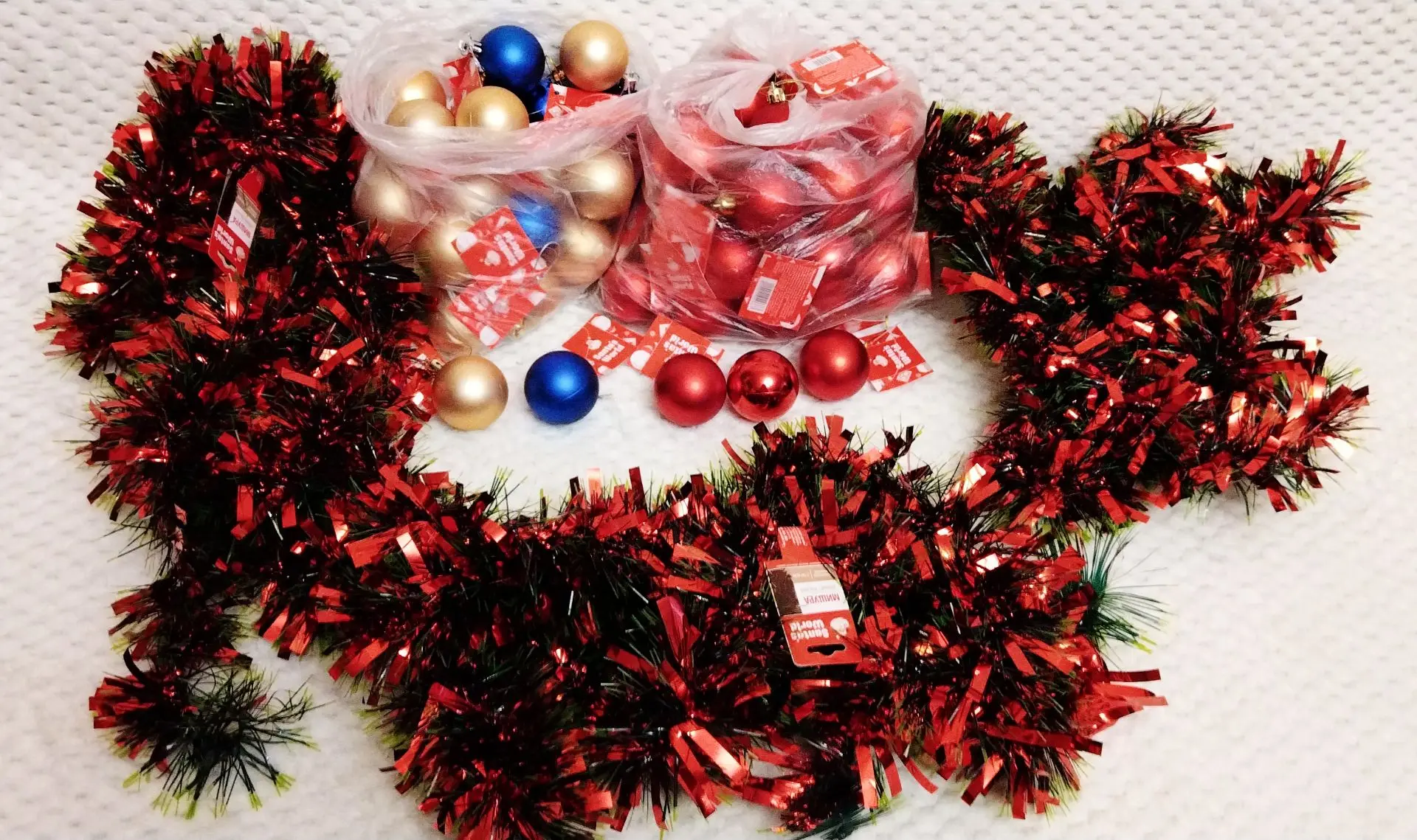 Мишура +игрушки, все новое. Цена 500 рублей за все.
