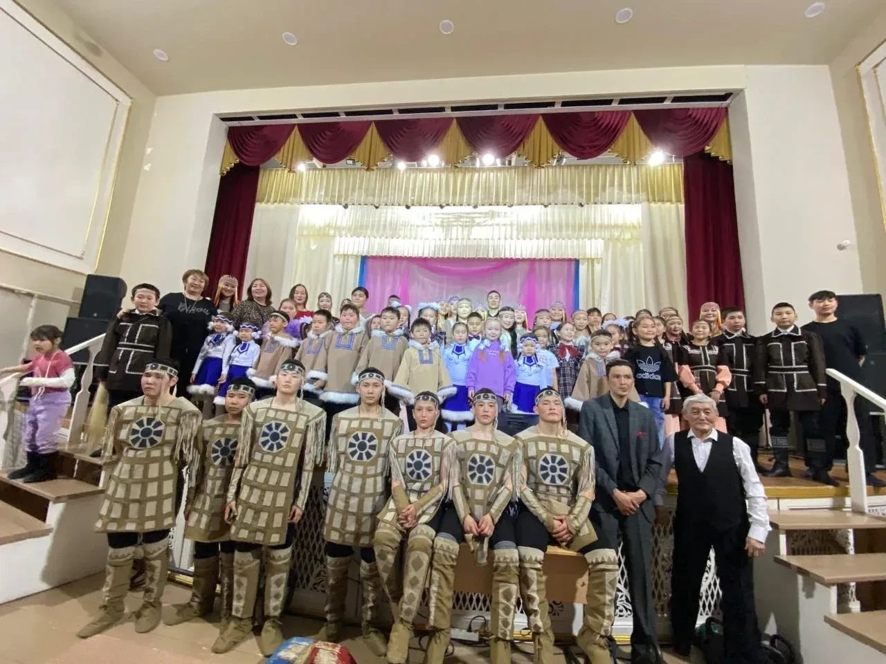 Муус устар 12 күнүгэр анал байыаннай дьайыыга сылдьар уолаттарбытыгар көмө буоларга ана...
