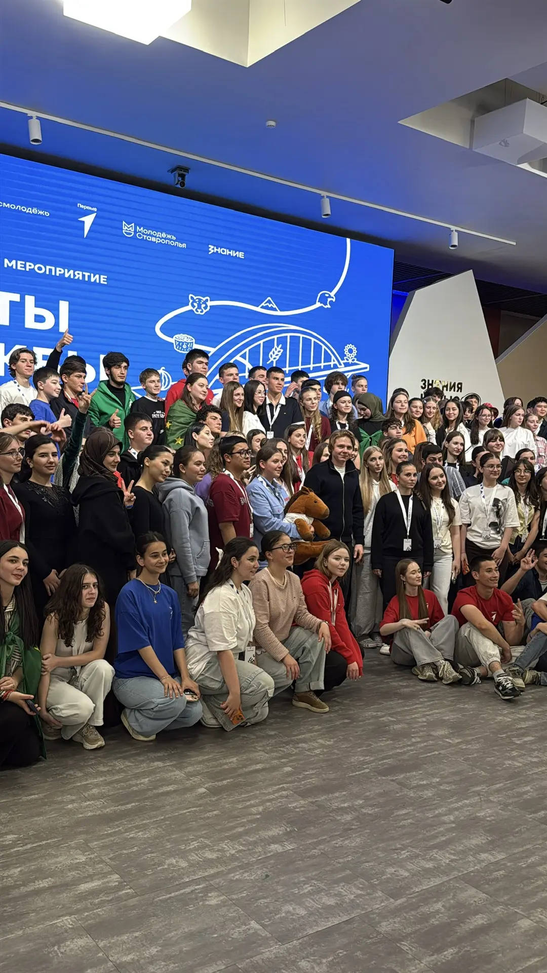 Вчера была творческая встреча с ребятами.
Час беседы пролетел незаметно,а, вопрос, который больше вс