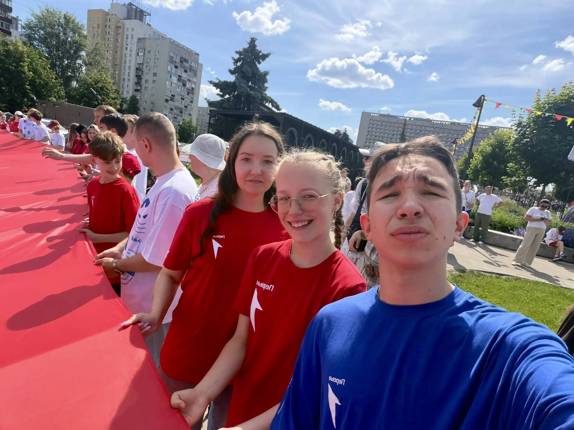 🇷🇺 На Нижегородской ярмарке в рамках празднования Дня России развернули флаг страны длиной более 1