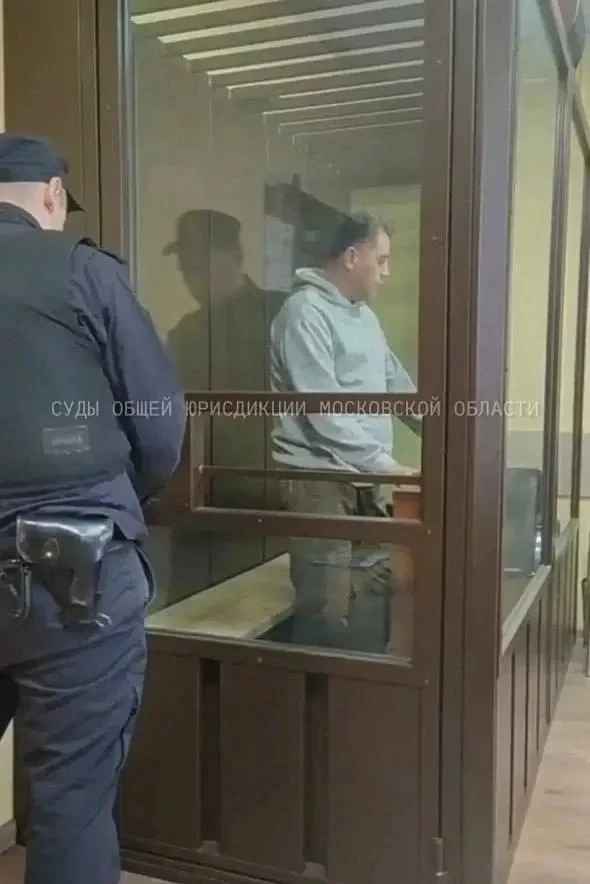 Таджик, который размахивал своим коробком и угрожал изнасиловать нашего президента, уже в клетке.   