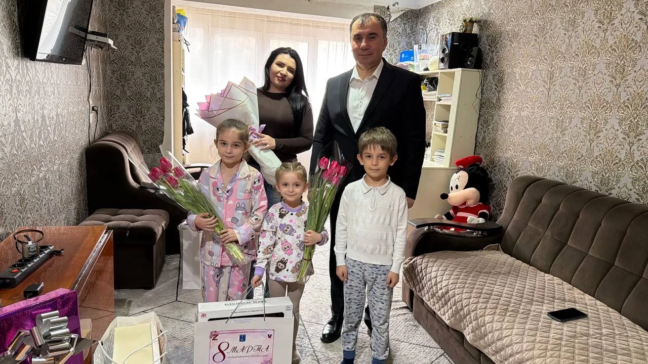 Дорогие друзья! Сегодня, в преддверии Международного женского дня, поздравил матерей, ж...