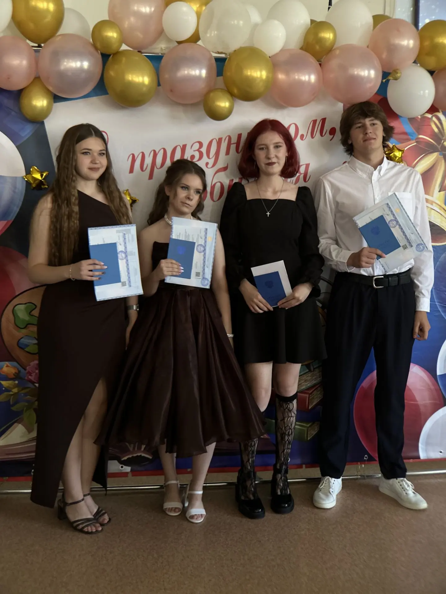 Два рубежа, одна большая жизнь 🎓

Вот и отшумели выпускные вечера 2026. Отзвенели последние звонки.