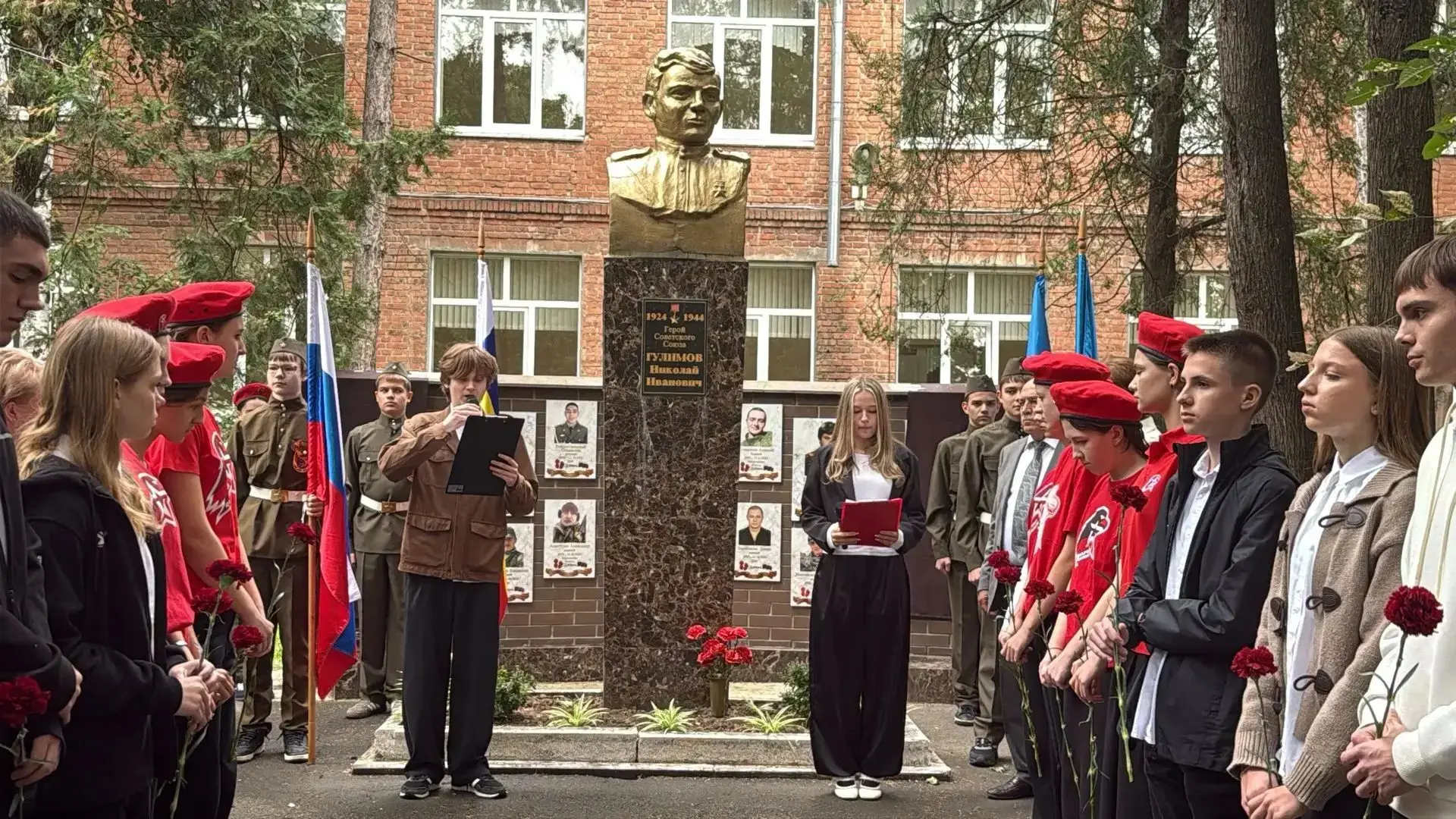 В азовской школе №9 увековечили память выпускников — героев СВО