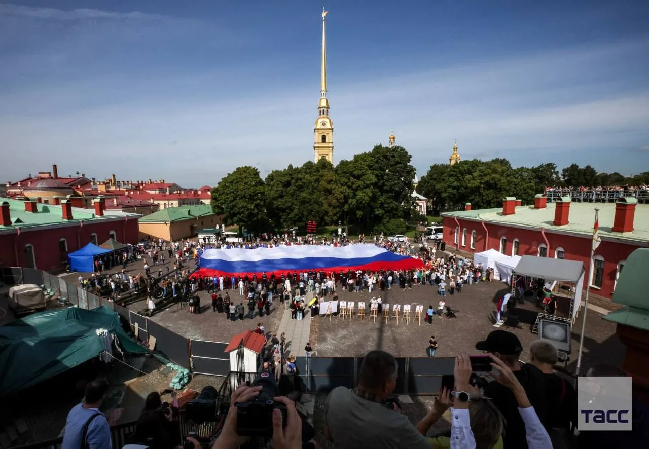 🇷🇺 Россияне с размахом празднуют День Государственного флага.