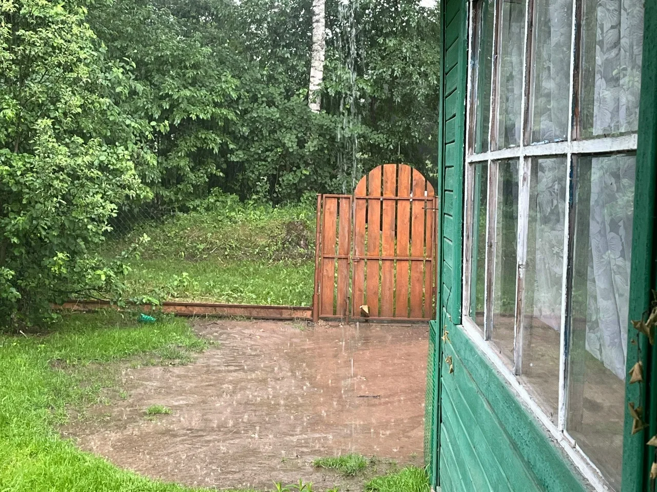 🌦️ Дождика ждём, ждём, а он всё стороной, да стороной.

☔ А вот в Никольском вчера ливень прошёл.

