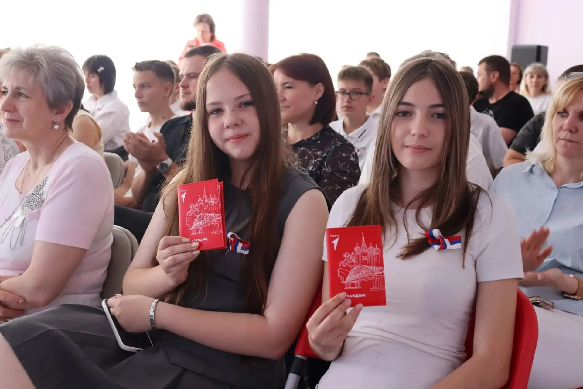 Сегодня в торжественной обстановке мальчишкам и девчонкам Петровского округа вручали па...
