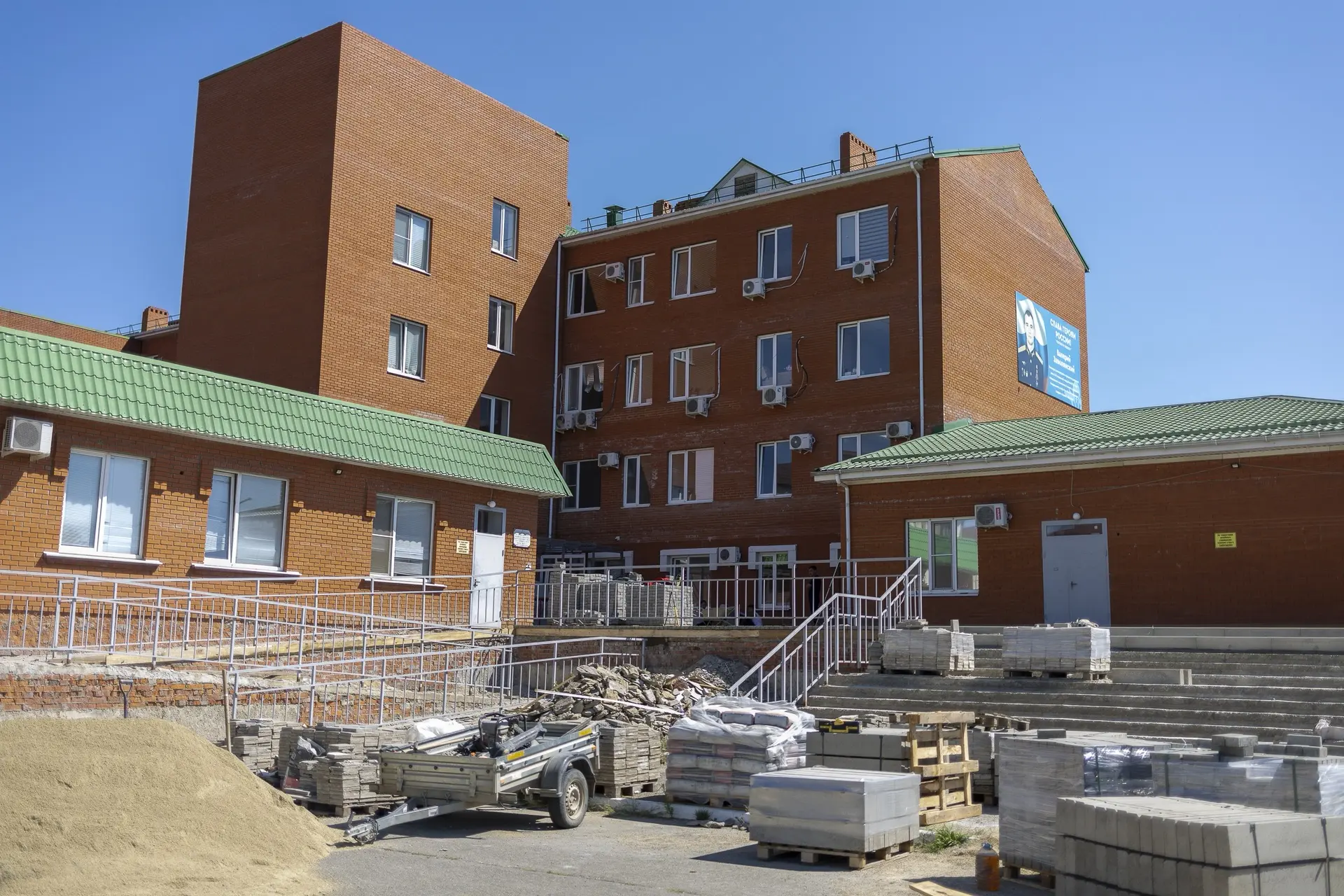 В Яблоновском также побывал на объектах здравоохранения.