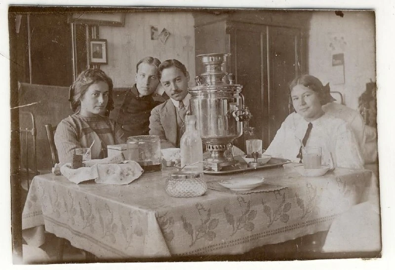 Русское чаепитие. На столе тульский самовар. Фото 1913 г.