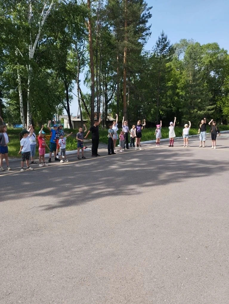 Четвёртый день в пришкольном лагере был посвящён природе и миру профессий. Утро, как вс...