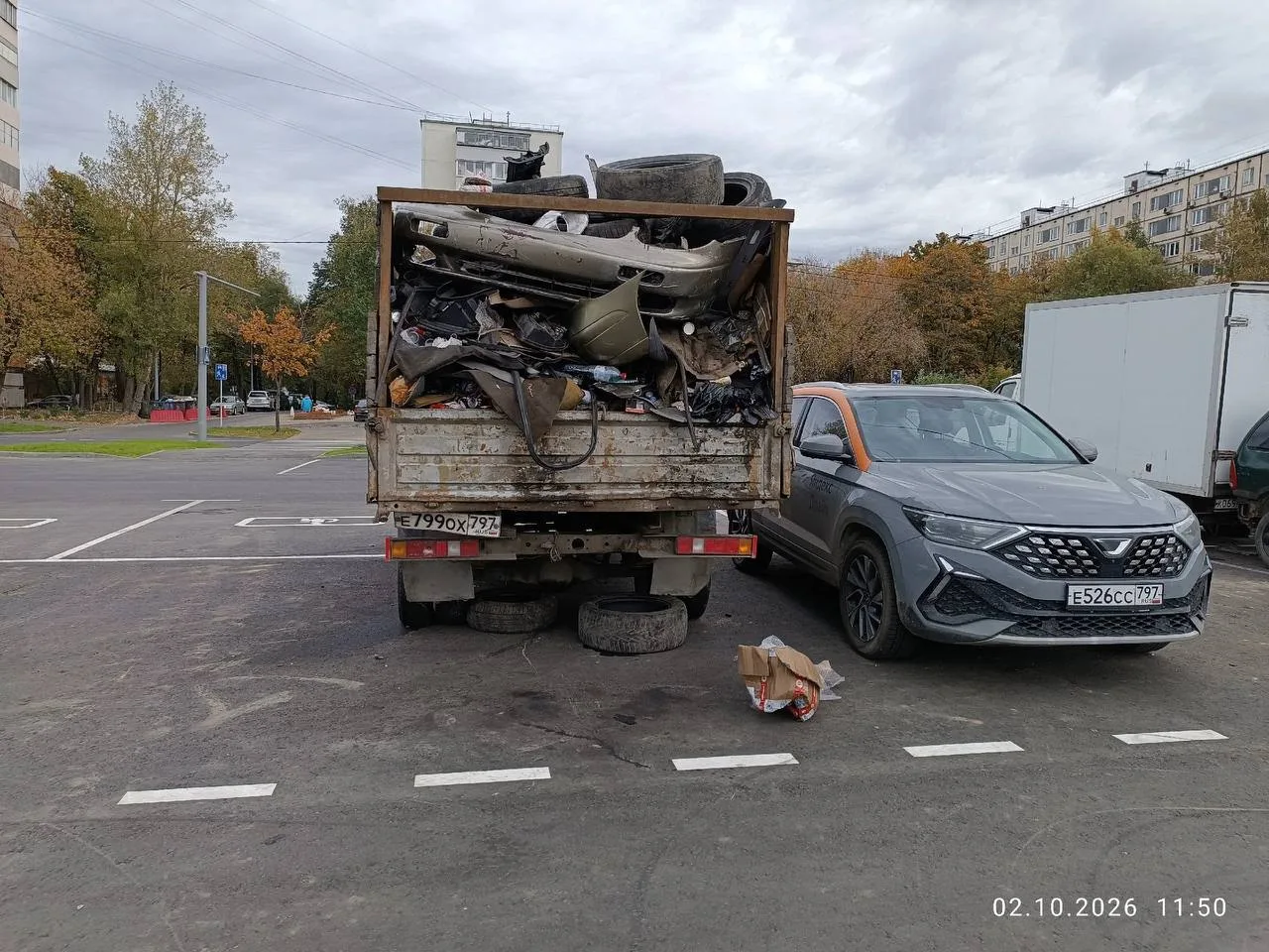Соседка жалуется, что на автостоянке, напротив дома на Востряковском проезде, 1к1, с ле...