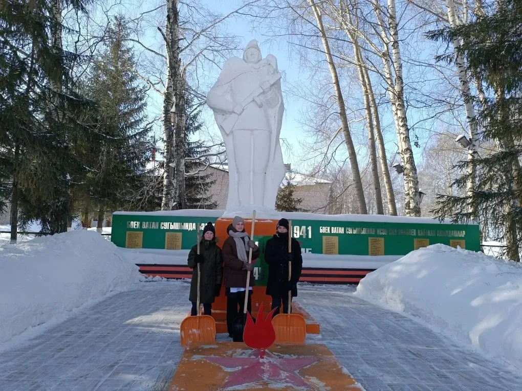 В рамках традиционной акции «Чистый обелиск», участники Движения Первых, вооружившись лопатами и хор