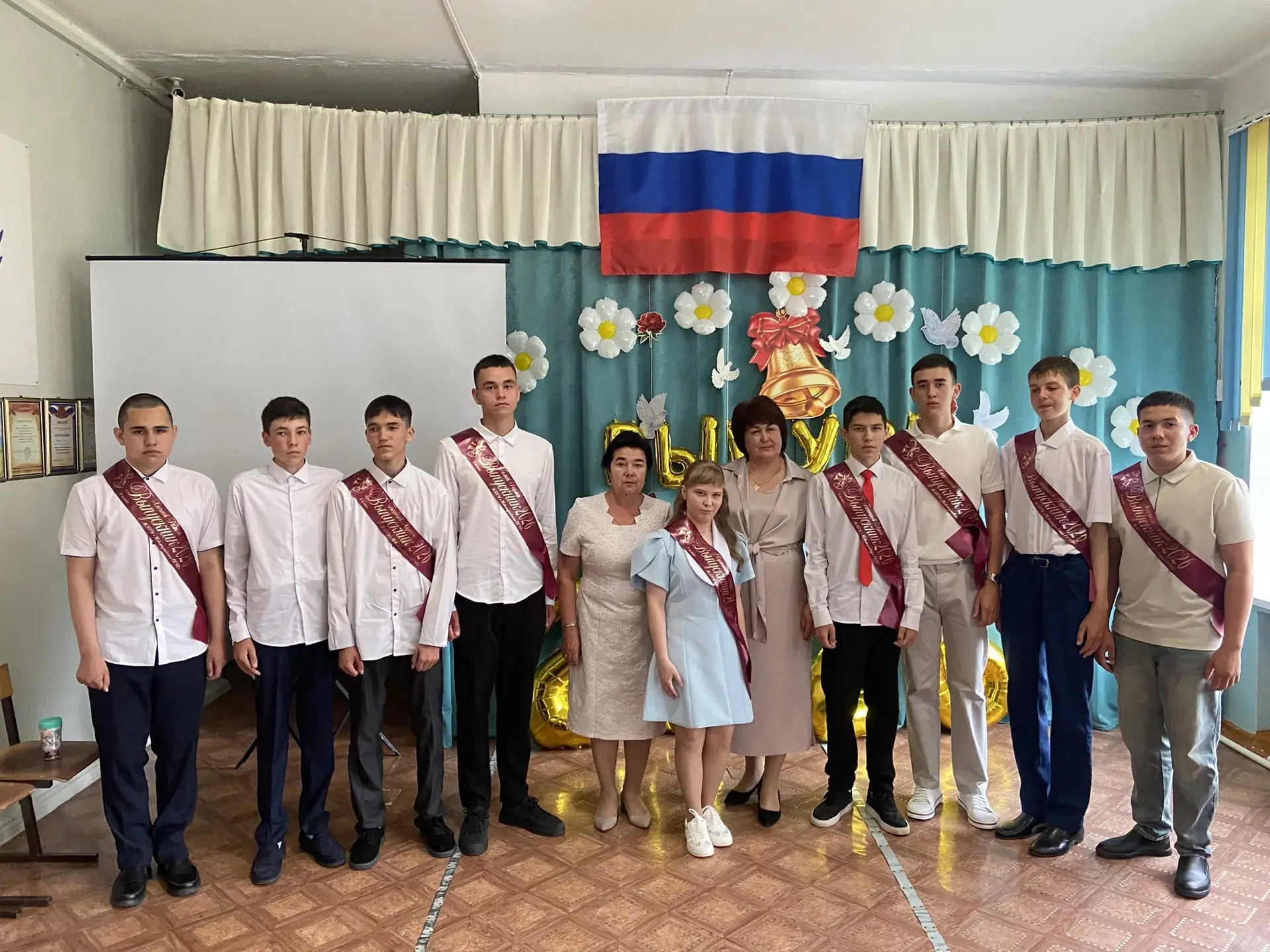 Выпускной 2026 🎓

27 июня состоялся выпускной вечер 9 класса. 
Выпускники успешно справились с ОГЭ 