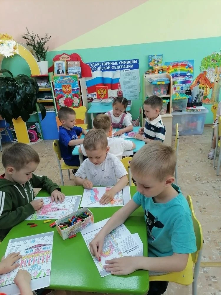 🇷🇺 Поздравляем с Днём России! 🇷🇺

От самых сладких и румяных ягодок нашего сада — воспитанников 