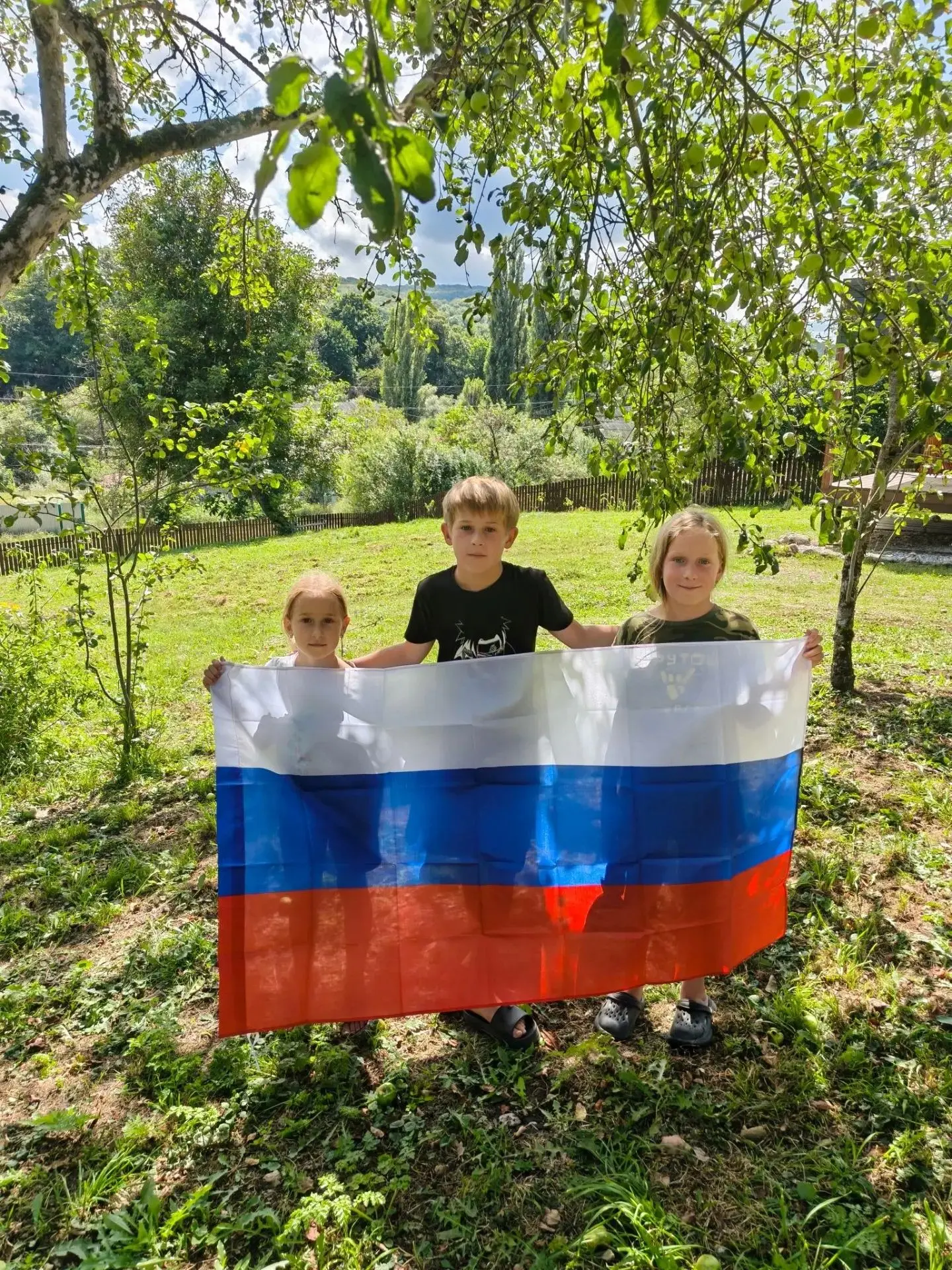 Учащиеся СЮТур Артём, Софья и Алёна Сахно принимают участие в акции "Символ народа"