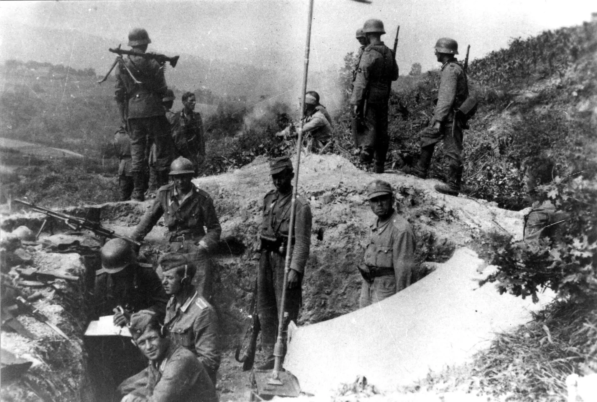 1944. Немецкие и сербские солдаты (из состава Сербского добровольческого корпуса СС) во время боев з
