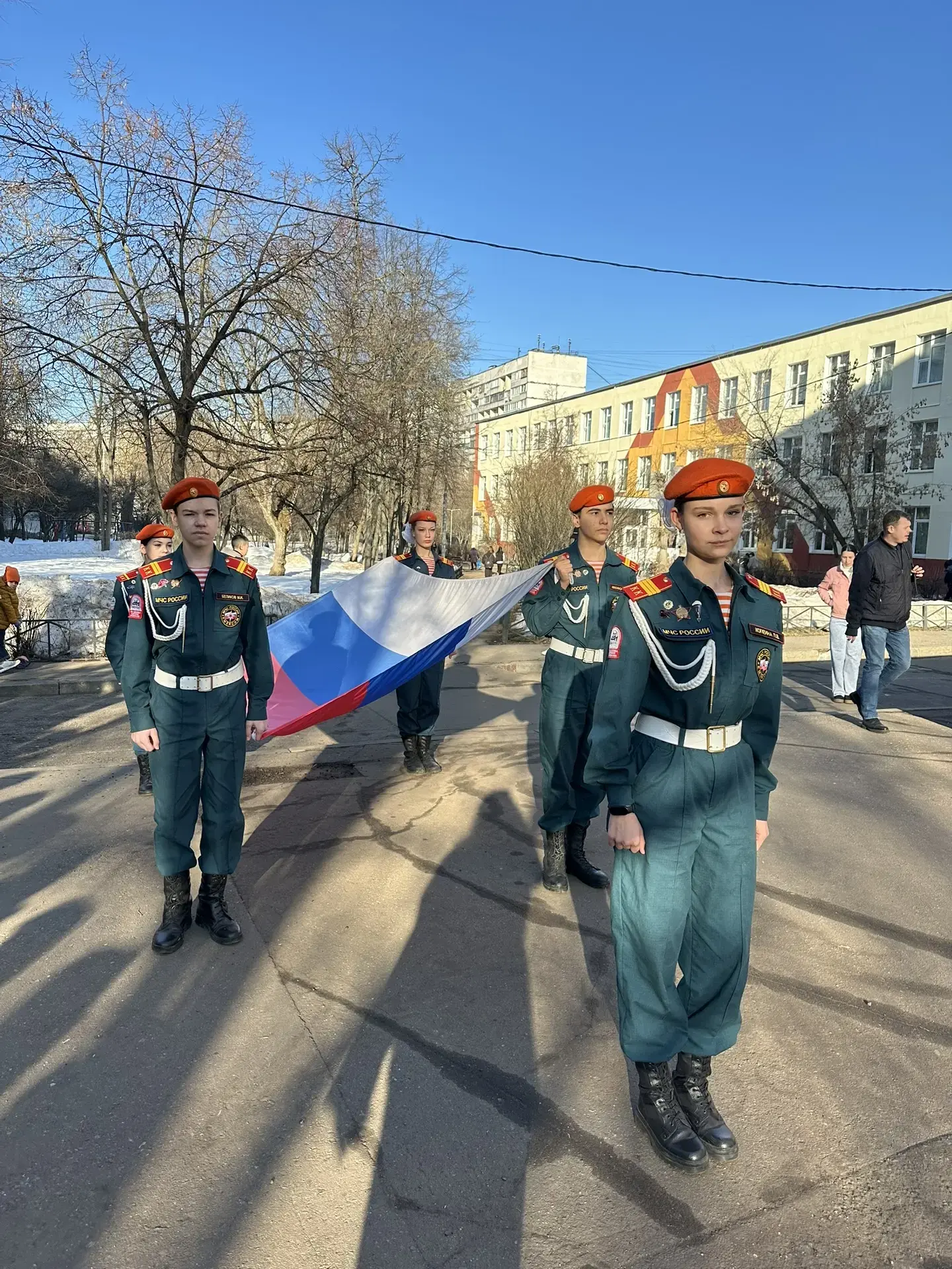 📆 Предканикулярная неделя началась в этот понедельник с традиционной Торжественной церемонии подняти