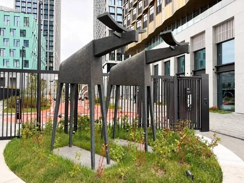 🌳 За небоскребами открыли парк скульптур