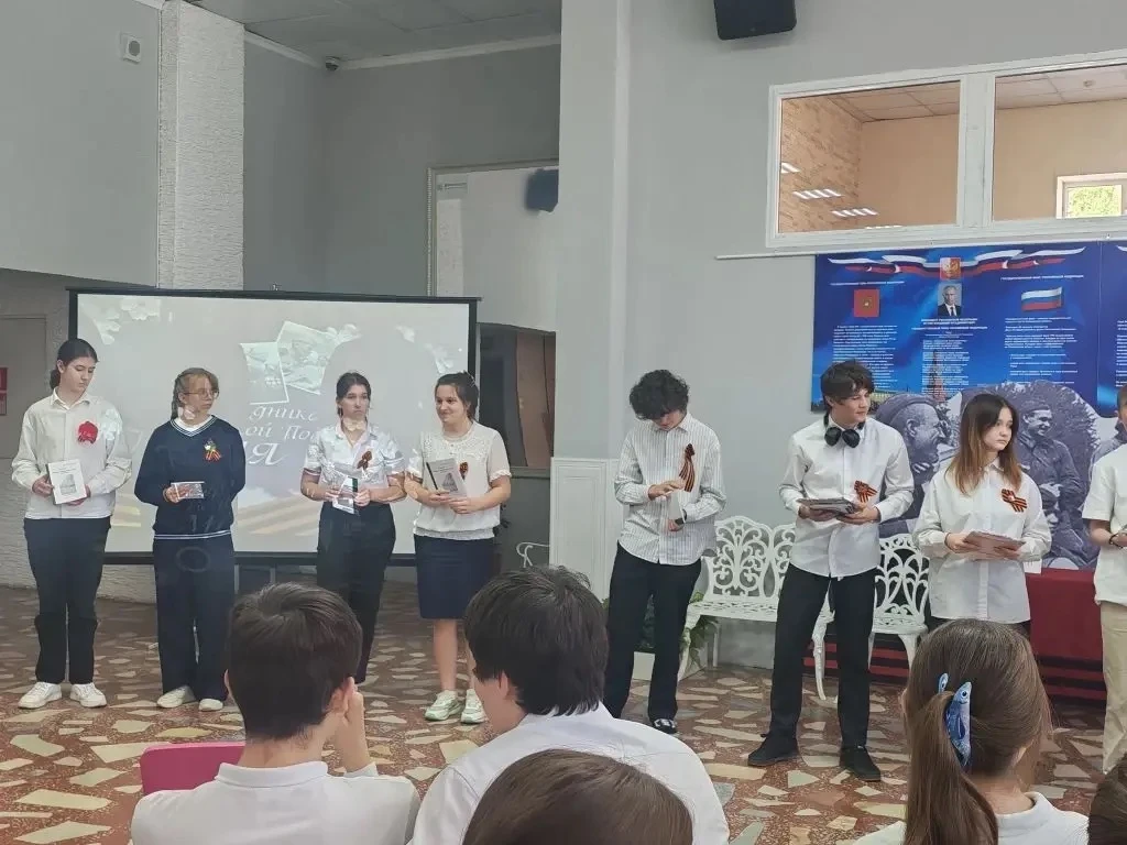 📢 8Б класс принял участие в викторине ко Дню Победы!  Сегодня, 5 мая, ученики 8Б класса с азартом и 