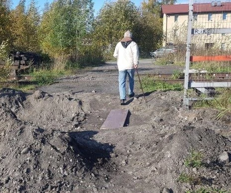 Жители Петрозаводска самостоятельно закопали ров, который был вырыт для блокировки пеше...