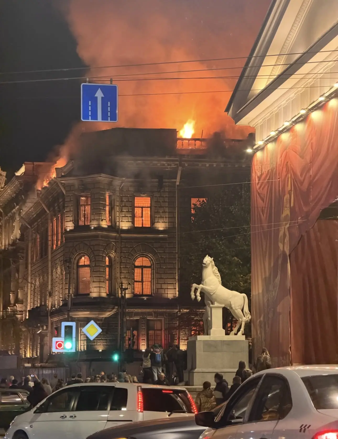 Пожар вспыхнул в историческом здании в центре Санкт-Петербурга