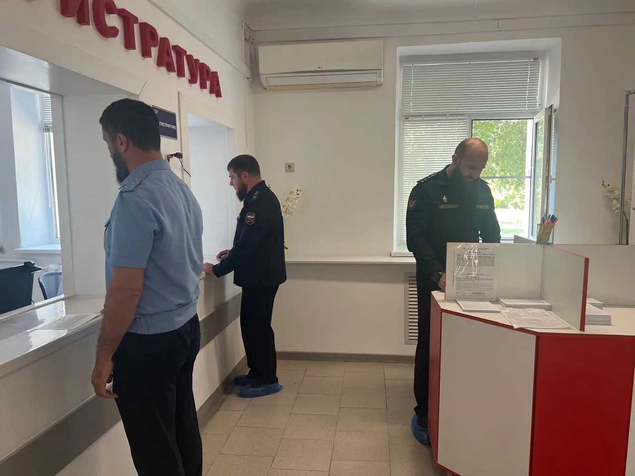 Судебные приставы ЧР в преддверии  Дня  Государственного флага Российской Федерации сда...