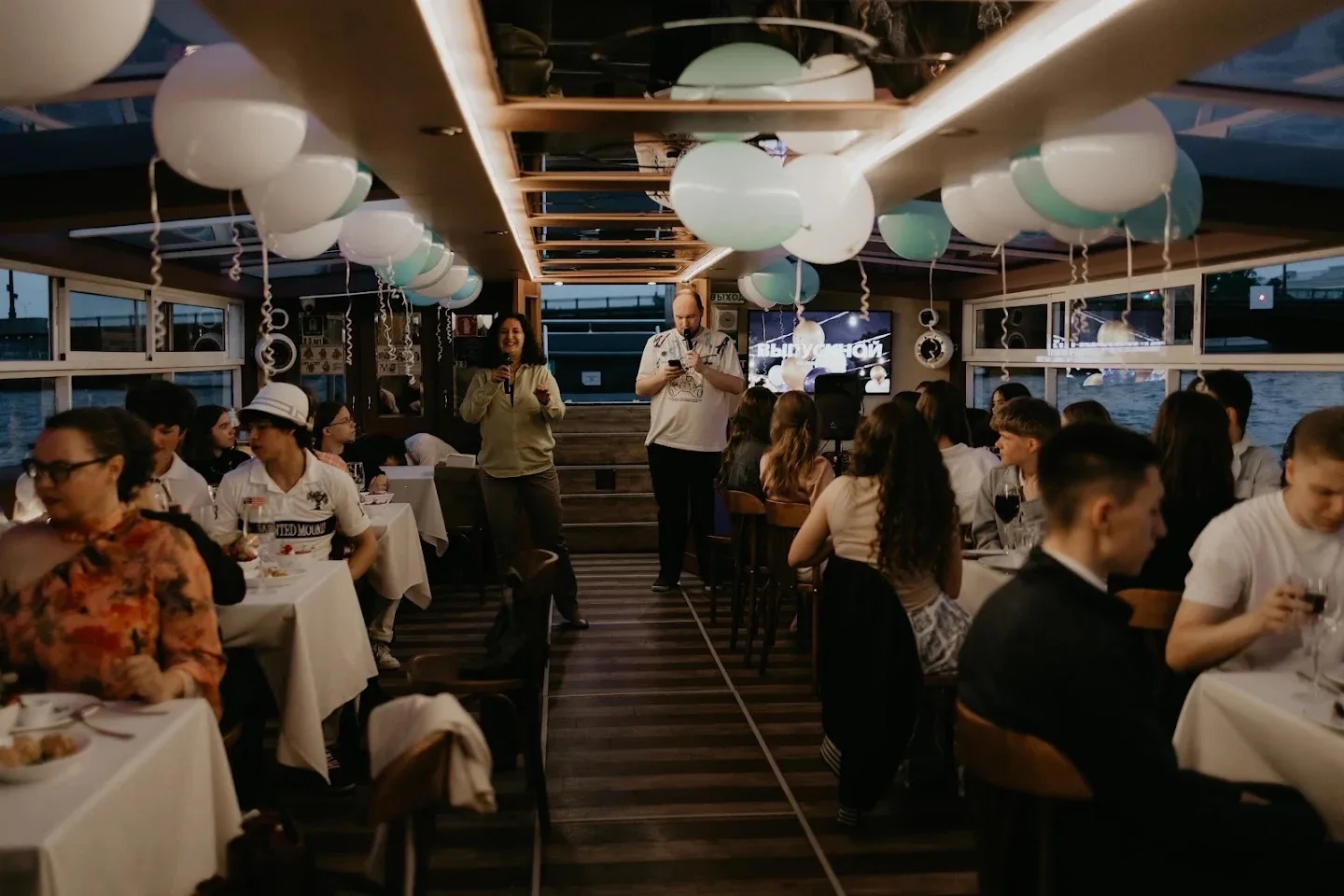 🛳️ Ночная Нева, дождь, мосты и 9 «В» — формула идеального выпускного вечера

Вместе с классным руко