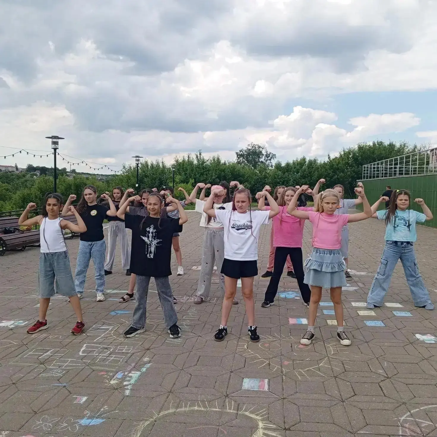 👭Преподаватель Перова Лилия Сергеевна организовала для ребят танцевальный флешмоб «Здравствуй лето»
