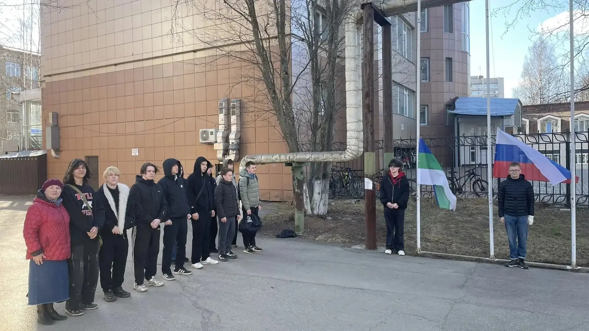 🇷🇺 Состоялась традиционная церемония поднятия государственных символов Российской Федерации, открыв 