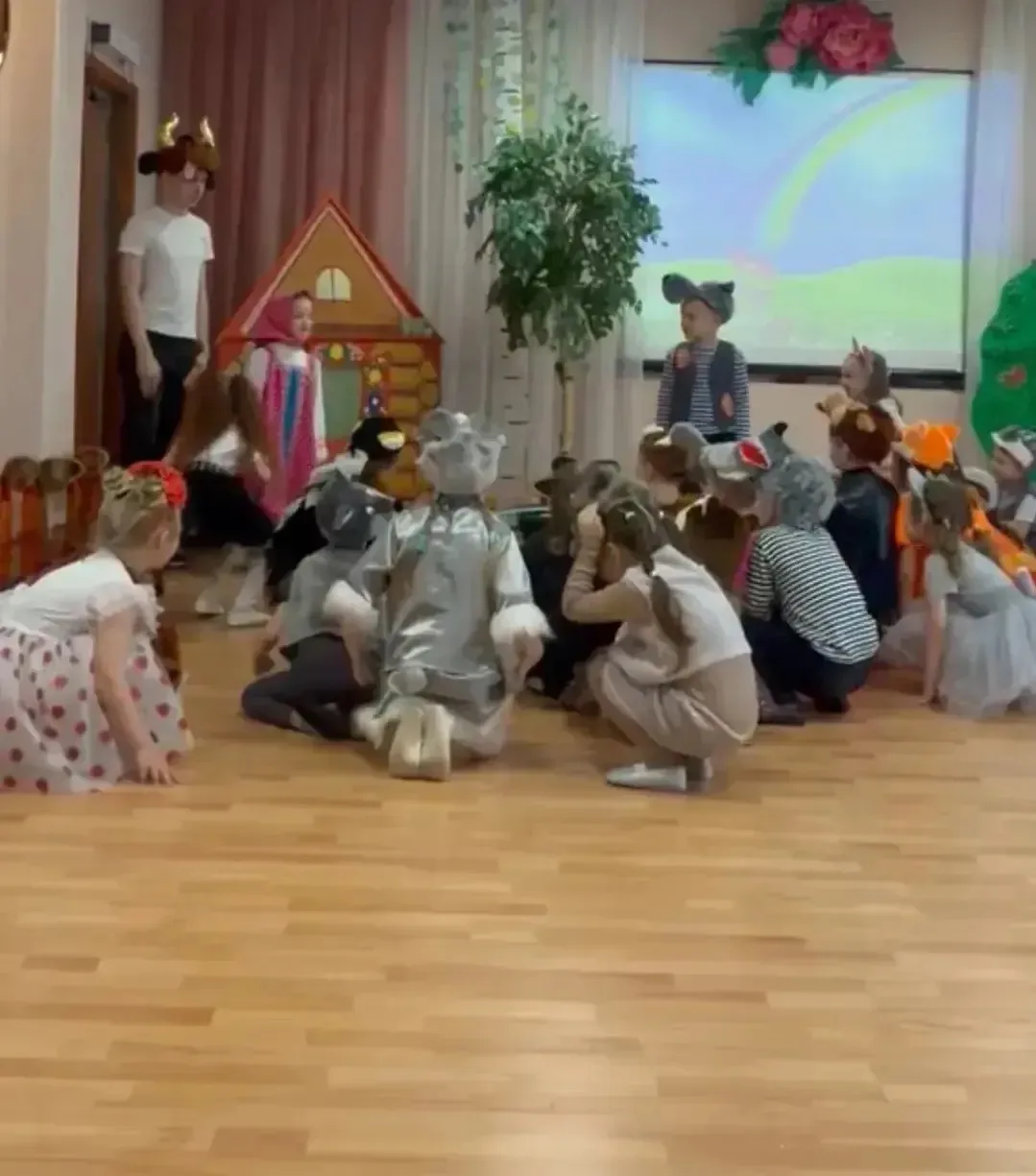 Лесные сказки ожили на сцене 🌿  🪆В дошкольном корпусе «Искорка» прошел яркий и добрый спектакль «Лес