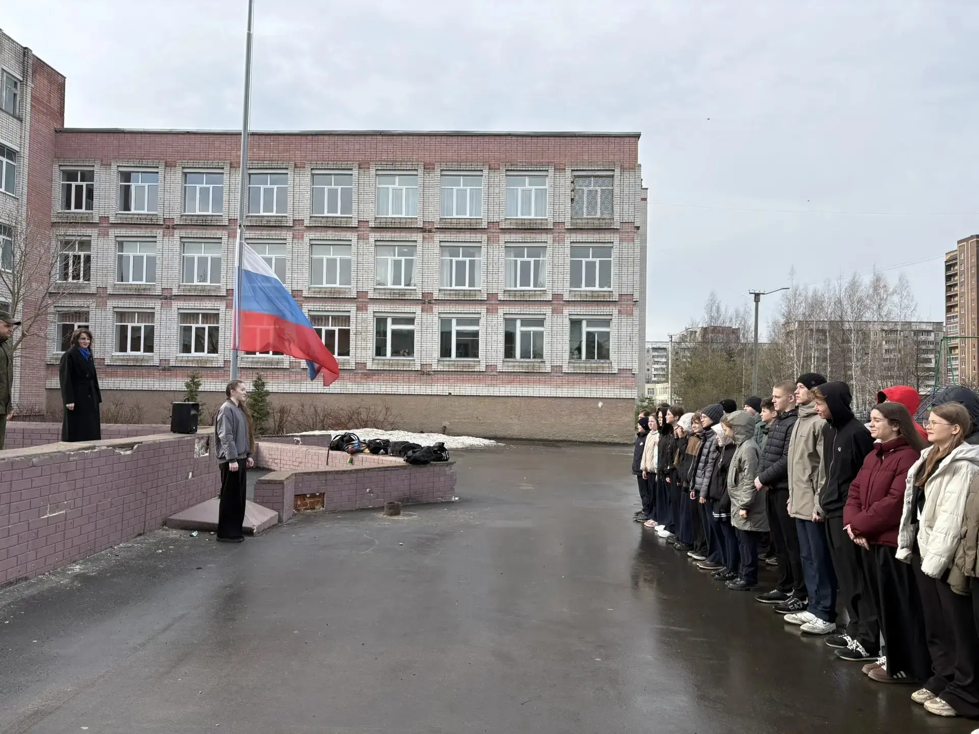 🇷🇺Доброе утро, лицей!  Сегодня почётное право поднять флаг Российской Федерации  предоставляется обу