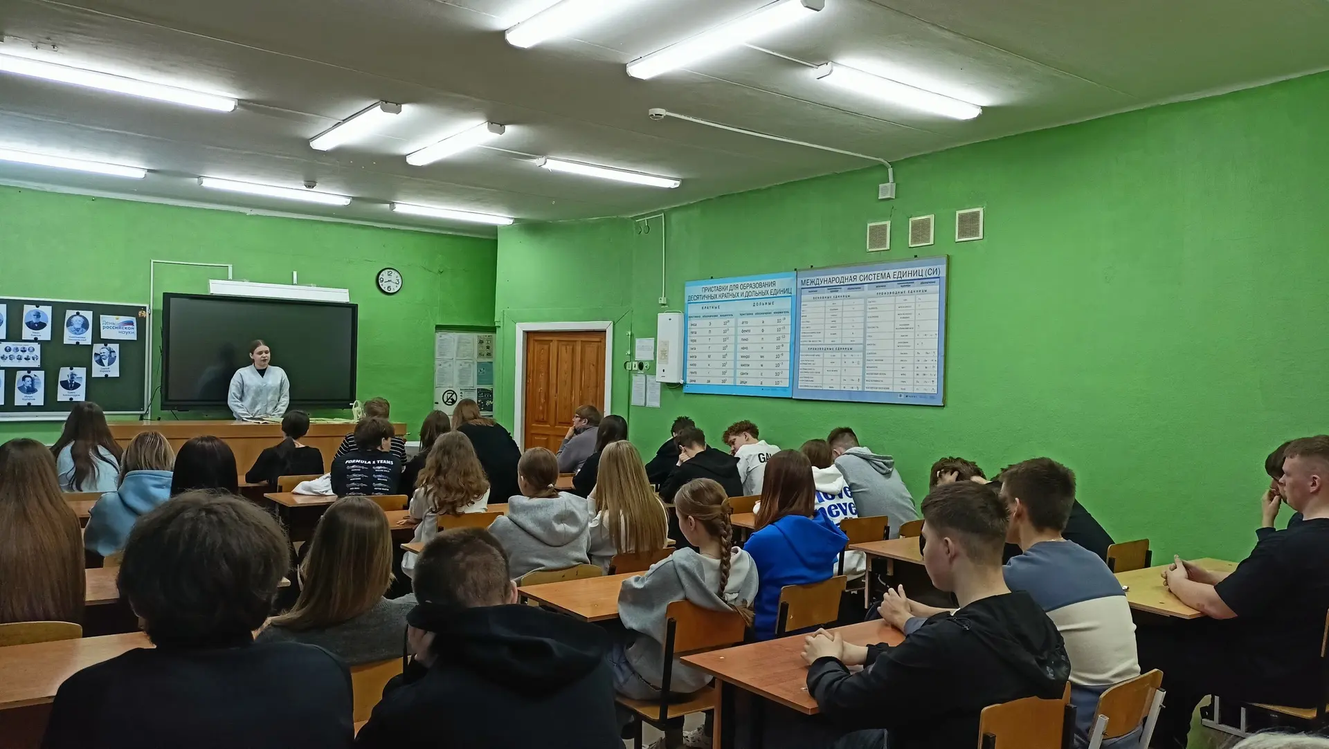 Доктор, но не для детей, А для птиц и для зверей.😿 У него особый дар, Этот врач - ветеринар.🧑‍⚕️ 9 ф