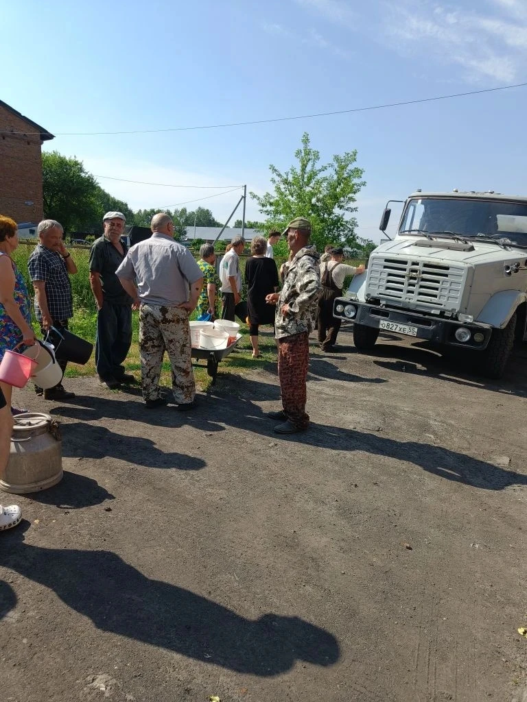 Подвоз воды в МКД города.

На фото: Лихачёва, 12/3