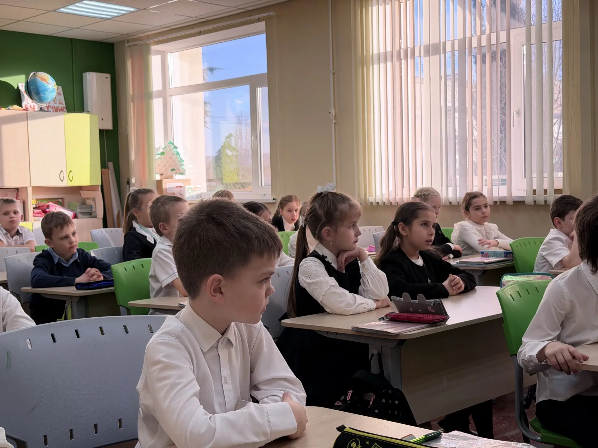 🇷🇺Наша неделя традиционно началась с поднятия флага и исполнения гимнов  На линейке ребята узнали о 
