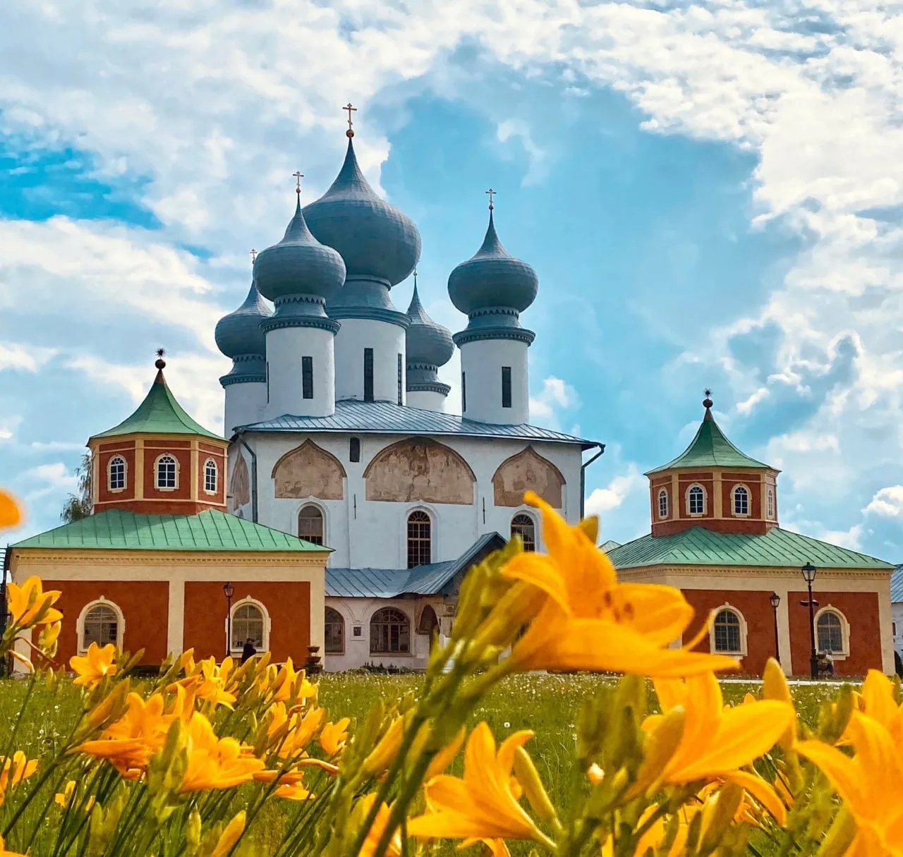 Начинаем день с прекрасным утренним видом:

📍Тихвинский Богородичный Успенский мужской монастырь, Р