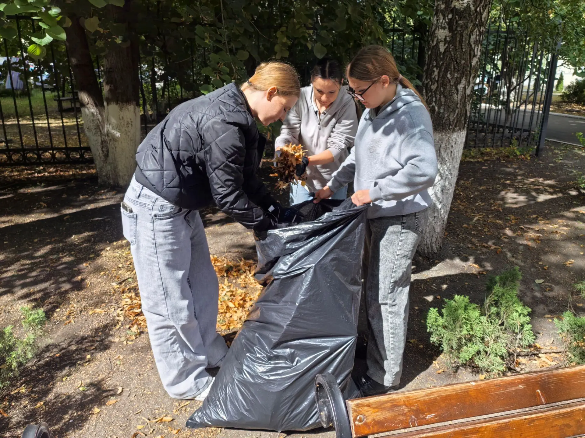 🍁Сегодня ученики 9 «А» и 9 «Б» классов доказали, что быть волонтёром — это не только м...
