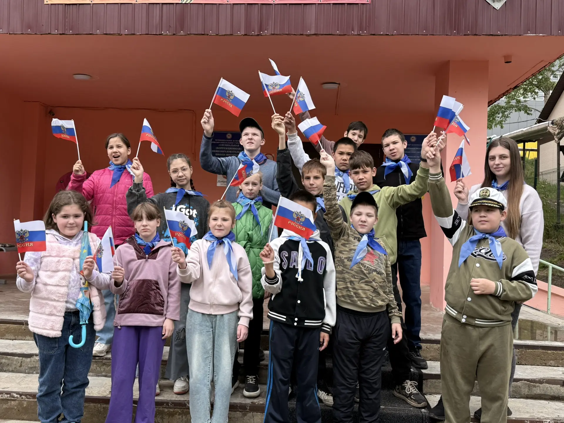 12 июня в Российской Федерации отмечается государственный праздник — День России.
В этот день по все