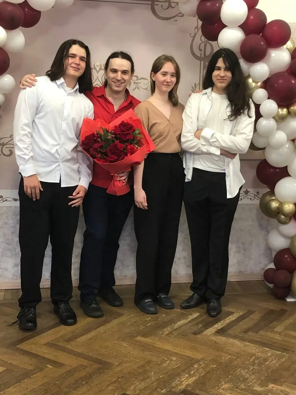 Большой выпуск в этом году на народном отделе! 
9 выпускников с объемной программой! 

Четверо тольк